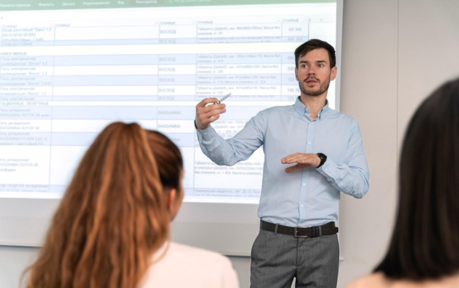 Detailansicht von Finanzanalysen und Budgetplanungsdokumenten auf einem Schreibtisch